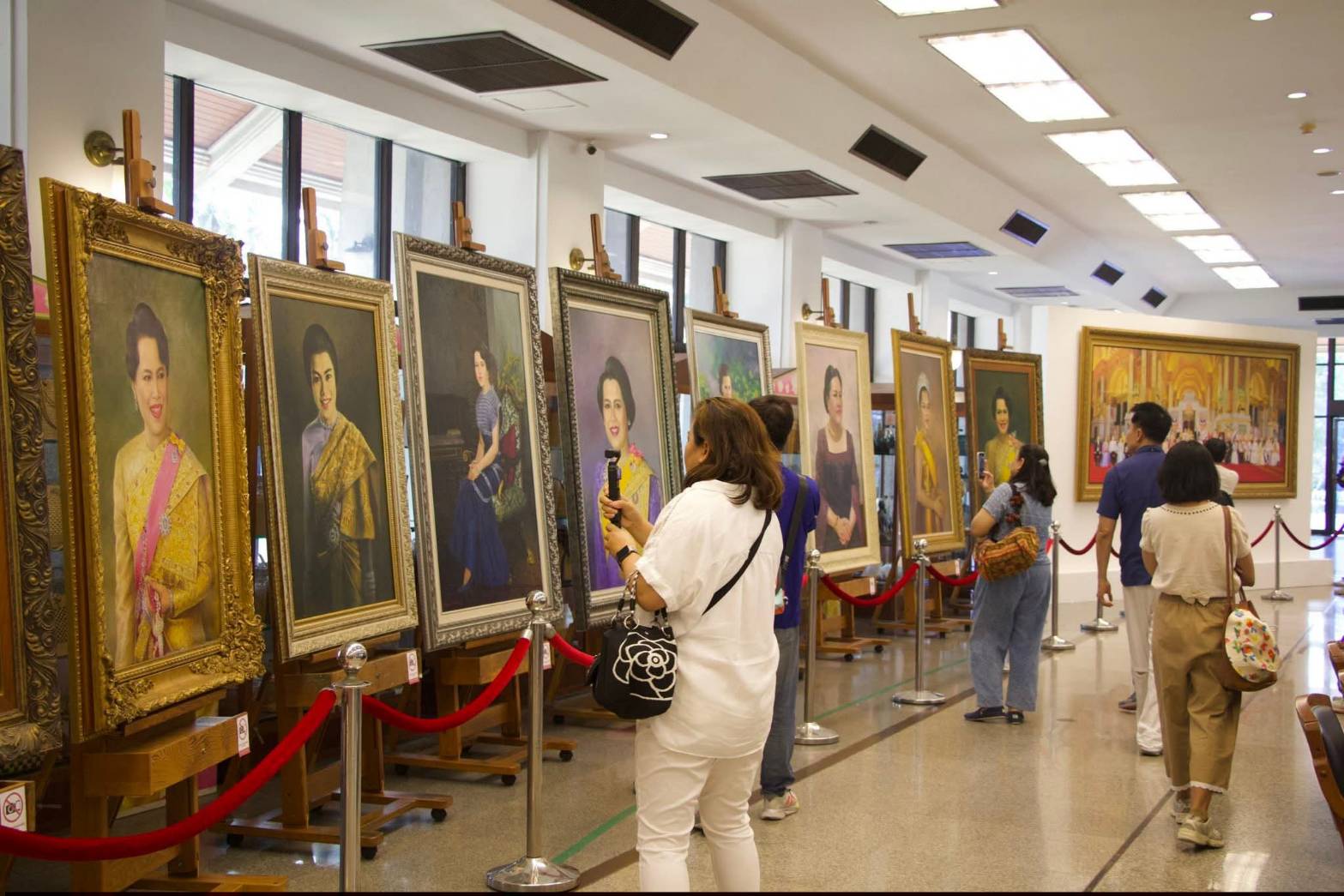 title - ผอ.ศพส. ห้การต้อนรับ คณะผู้บริหาร พนักงาน และสื่อมวลชน จาก บริษัท ทิพยประกันภัย จำกัด (มหาชน) พร้อมนำคณะเข้าเยี่ยมชมนิทรรศการสืบสาน สายธาร สร้างงาน หัตถศิลป์ ณ ศูนย์ส่งเสริมและพัฒนาอาชีพเสริมนอกภาคการเกษตร (ศูนย์ศิลปาชีพ บางไทรฯ (เดิม)) 